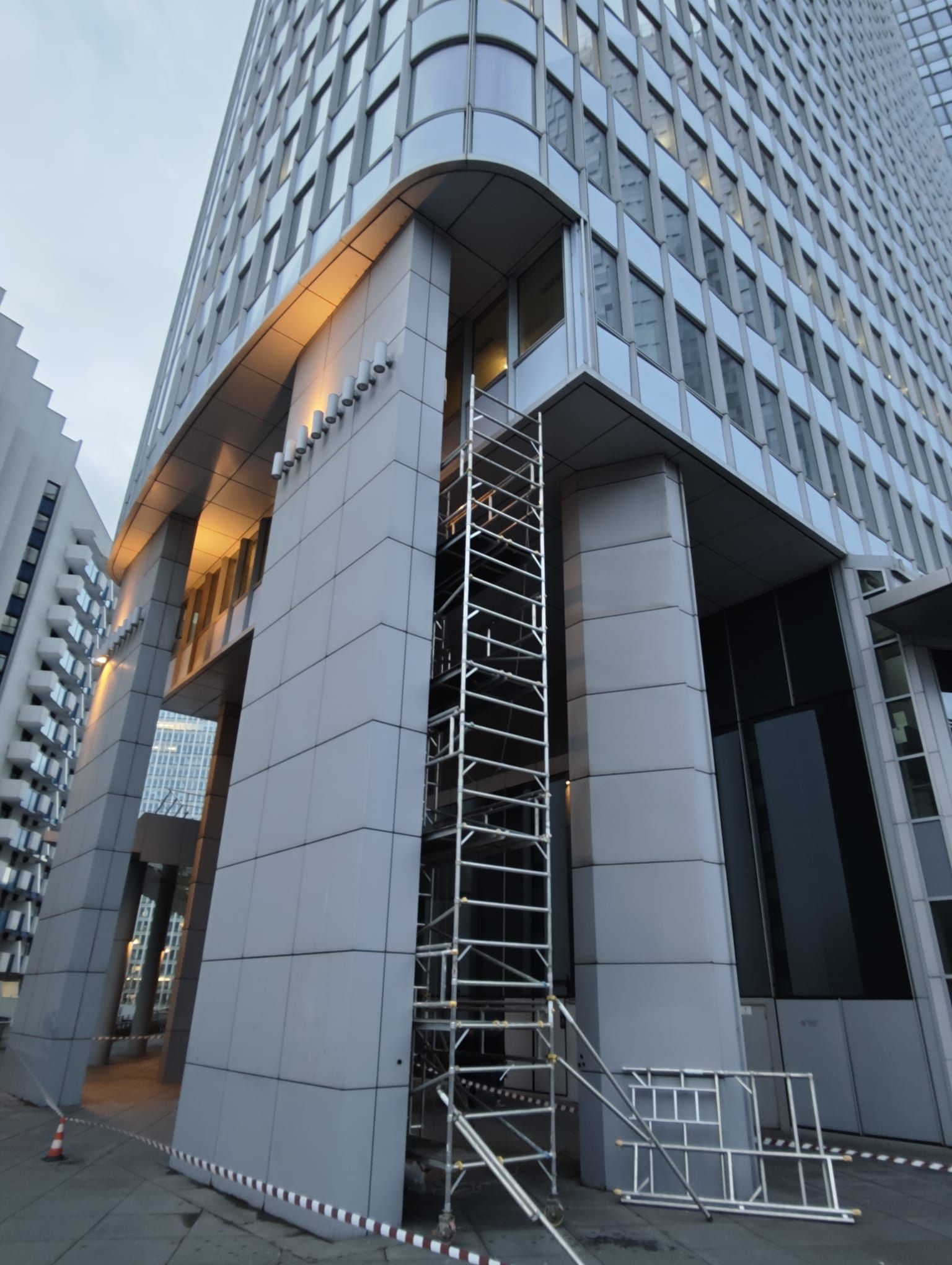 Échafaudage de façade immeuble moderne